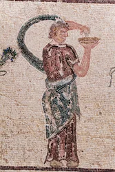 (dettaglio) Il trionfo di Dioniso - Ritorno del dio da una spedizione militare in India - Una Baccante che tiene una ciotola per libagioni - Mosaici di Paphos, Casa di Dioniso, Fine del II secolo d.C. - Cipro