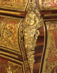 (dettaglio) di una commode en tombeau in marqueterie Boulle di Regence, XVIII - XIX secolo