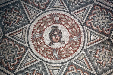 Dettaglio di un medaglione.