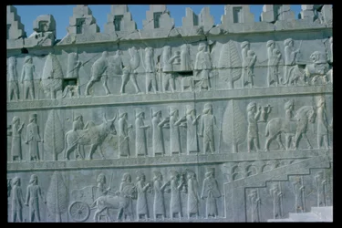 Dettaglio del fregio in rilievo sulla scala est dell