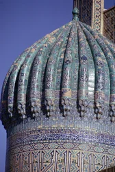 Dettaglio della cupola piastrellata della Madrasa Shirdar, periodo timuride, Piazza Rigestan, c.1619-35 (foto)
