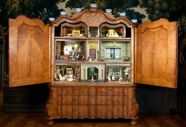 Armadio per casa delle bambole realizzato da Sara Ploos van Amstel 1743
