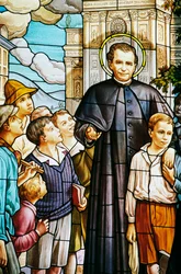 Don Bosco e bambini, vetrata, santuario di Colle Don Bosco, XX secolo, Castelnuovo Don Bosco, Piemonte, Italia