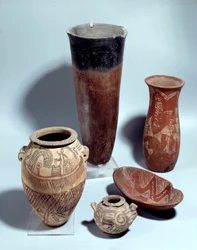 Antichità egiziana: diversi tipi di vasi in ceramica e terracotta del periodo Nagada I
