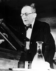 Erwin Schrödinger, fisico austriaco, durante una lezione