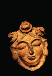 Testa femminile in terracotta, periodo Gupta di Haryana, V secolo d.C.