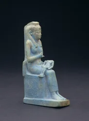 Figura di Iside, seduta su un trono, che tiene in grembo il bambino Horus, egiziana, XXVI dinastia, 664-525 a.C. (faience blu vetroso)