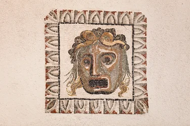 Mosaico pavimentale risalente al I secolo a.C. raffigurante una maschera di Dioniso, proveniente da una villa romana presso via Ruffinella a Roma, Museo Nazionale Romano, Roma, Italia