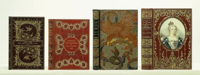 Quattro copertine di libri con rilegatura di Riviere & Sons tra cui "La vita e i tempi di Caterina de