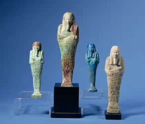 Quattro figure Shabti smaltate verdi o blu, con iscrizioni geroglifiche orizzontali, egiziane, datate dal VII al III secolo a.C.