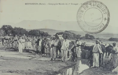 Soldati coloniali della legione francese in pattuglia vicino alle montagne dell