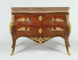 Comò serpentino francese con montature in bronzo dorato e piano in marmo, c.1740