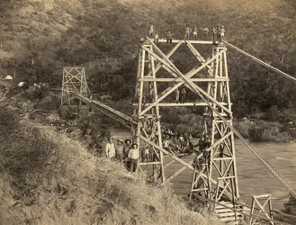 Fresno, California: 1890. Questa fotografia di C.C. Curtis mostra il ponte Smith and Moore sul Kings River, che fa parte di una canaletta costruita da Hiram T. Smith e Austin D. Moore per trasportare legname dalle Sierras per la loro compagnia, la Kings