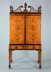 Armadio Craven di George III, legno di satin e intarsiato, su supporto