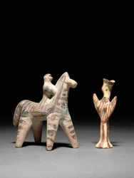 Cavaliere e cavallo greci, c.VI secolo a.C., e figura Psi micenea, c.XIII secolo a.C.