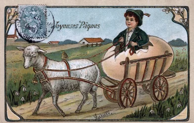 Cartolina di auguri per Pasqua: un bambino che esce da un uovo guida un carrello trainato da un agnello