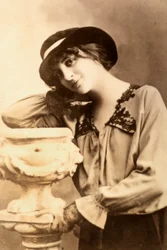 Ritratto a mezzo busto di una giovane donna