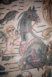 Sala di Arione. Scena marina. Creature marine. Nereidi e tritoni. III - IV secolo. Villa Romana del Casale, Sicilia. Sito UNESCO.