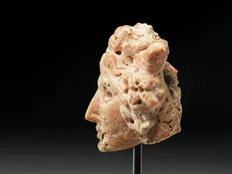 Testa di Medusa, da Bactria o Gandhara, II-I secolo a.C.