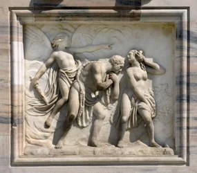 Alto rilievo raffigurante Adamo ed Eva Cacciati dal Paradiso di Carlo Maria Giudici. 1791. Cattedrale (duomo) di Milano, Italia
