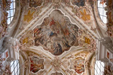 Fotografia interna di affreschi sul soffitto, dipinto sul soffitto, basilica del monastero, chiesa del monastero, monastero dei canonici agostiniani, monastero di Neustift, anche monastero, Vahrn vicino a Bressanone, Bressanone, Alto Adige, Italia, Europa 