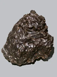 Meteorite di ferro (IIB). Caduto a Sikhote-Alin (Russia) nel 1947. Ecole des Mines, Parigi.