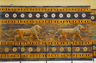 Porta di Ishtar, originariamente appartenente al tempio di Bel, costruita a Babilonia (Iraq) dal re Nabucodonosor II - Via processionale della Porta di Ishtar, Museo di Pergamo, Isola dei Musei, Berlino, Germania