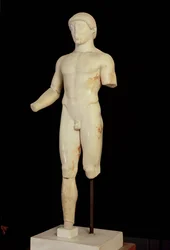 Kouros: il ragazzo con una gamba sola