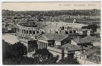 Nimes: vista generale della città con le arene e la Maison Carree