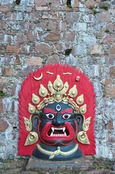 Grande maschera tibetana dipinta di bronzo; Demone; Messner Mountain Museum Firmian di Reinhold Messner; Castello di Sigmundskron; vicino a Bolzano; Alto Adige; Trentino-Alto Adige; Italia; Europa