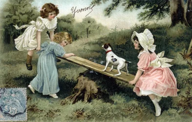Bambine che giocano con una tavola di legno (altalena o nastro adesivo) - Cartolina fine XIX-XX secolo