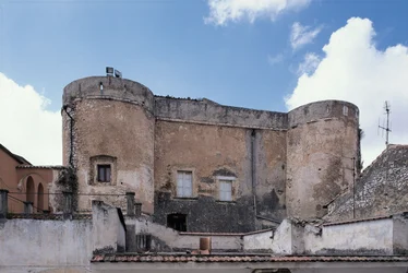 Veduta dal basso di un castello, San Nicandro Garganico, Parco nazionale del Gargano, Puglia, Italia