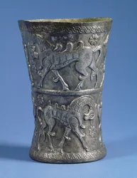 Bicchiere di Marlik di forma cilindrica con due bande decorative raffiguranti cavalli in parata, c.1100 a.C. (argento)