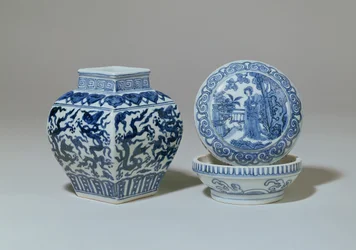 Vaso quadrato e scatola circolare blu e bianca Ming, periodo Chia Ching (1522-66)