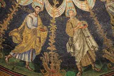 Mosaico del soffitto del Battistero Neoniano. Dettaglio della processione dei dodici apostoli che procedono intorno al mosaico centrale in due direzioni, terminando con San Pietro che incontra San Paolo. V secolo, Ravenna, Italia. Registrato come Patrimoni
