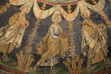 Mosaico del soffitto del Battistero Neoniano. San Paolo e San Pietro. Dettaglio della processione dei dodici apostoli che procedono intorno al mosaico centrale in due direzioni, terminando con San Pietro che incontra San Paolo. V secolo, Ravenna, Italia. R