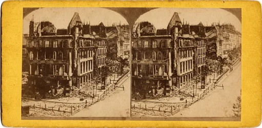 Municipalità di Parigi (1871): veduta di Parigi in rovina. Fotografia anonima. Stampa su cartone. Dim. 17,5x6,9 cm