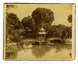 Orleans, Loiret (45), Centre, Francia, Padiglione e ponte cinese in un parco di Orleans