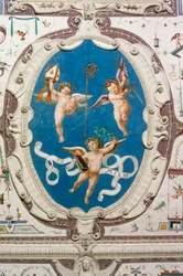 Ovale raffigurante tre putti (1560), dettaglio del soffitto della Sala delle Grottesche, Castello della Manta, Manta (Cuneo), Piemonte