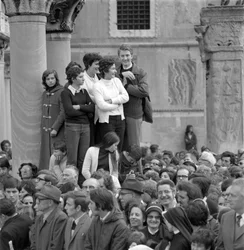 Persone che guardano il cardinale Albino Luciani (Giovanni Paolo I) con il Papa Paolo VI a Venezia - 1972