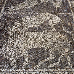 Pantera che attacca un toro (mosaico di pietra)