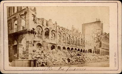 Comune di Parigi (1871): vista del Ministero delle Finanze in rovina nel maggio 1871