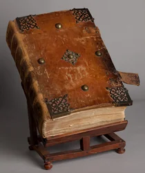 Museo parrocchiale. Messale in latino. Chiuso. Incisioni di Joachim Ballester. Carta e pelle. XVIII secolo.