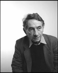 Fotografo Mario Dondero nello studio Leemage nel 2004.
