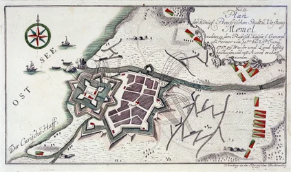 Piano di Memel (attuale Klaipeda, Lituania), durante la resa della città, dal 27 giugno al 5 luglio 1757. Incisione ad acqua colorata del 1764