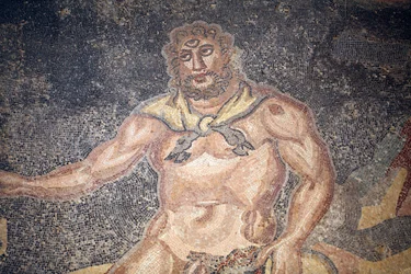 Sala di Polifemo. Dettaglio del ciclope che divora le interiora di una capra. III - IV secolo. Villa Romana del Casale, Sicilia. Sito UNESCO