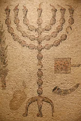 Porzione di un pavimento a mosaico di una sinagoga (Replica) - originale: Sinagoga di Beth Alpha, Israele - VI secolo d.C. - Menorah - Il Museo Ebraico di New York, New York, Stati Uniti