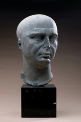 Testa ritratto di un sacerdote di Iside con testa rasata, romana, II secolo d.C. (marmo grigio scuro)