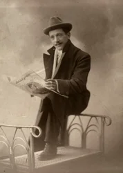 Ritratto del fotografo Luigi Betti mentre legge il giornale "Kundo argentino"