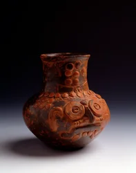 Arte precolombiana, civiltà Maya, periodo postclassico iniziale: vaso in argilla che rappresenta il dio Tlaloc. Da Asuncion Mita Jutiapa, Guatemala. Dim. h. 14 x diam. 7,6 cm Guatemala, Museo Nazionale di Archeologia e Etnologia